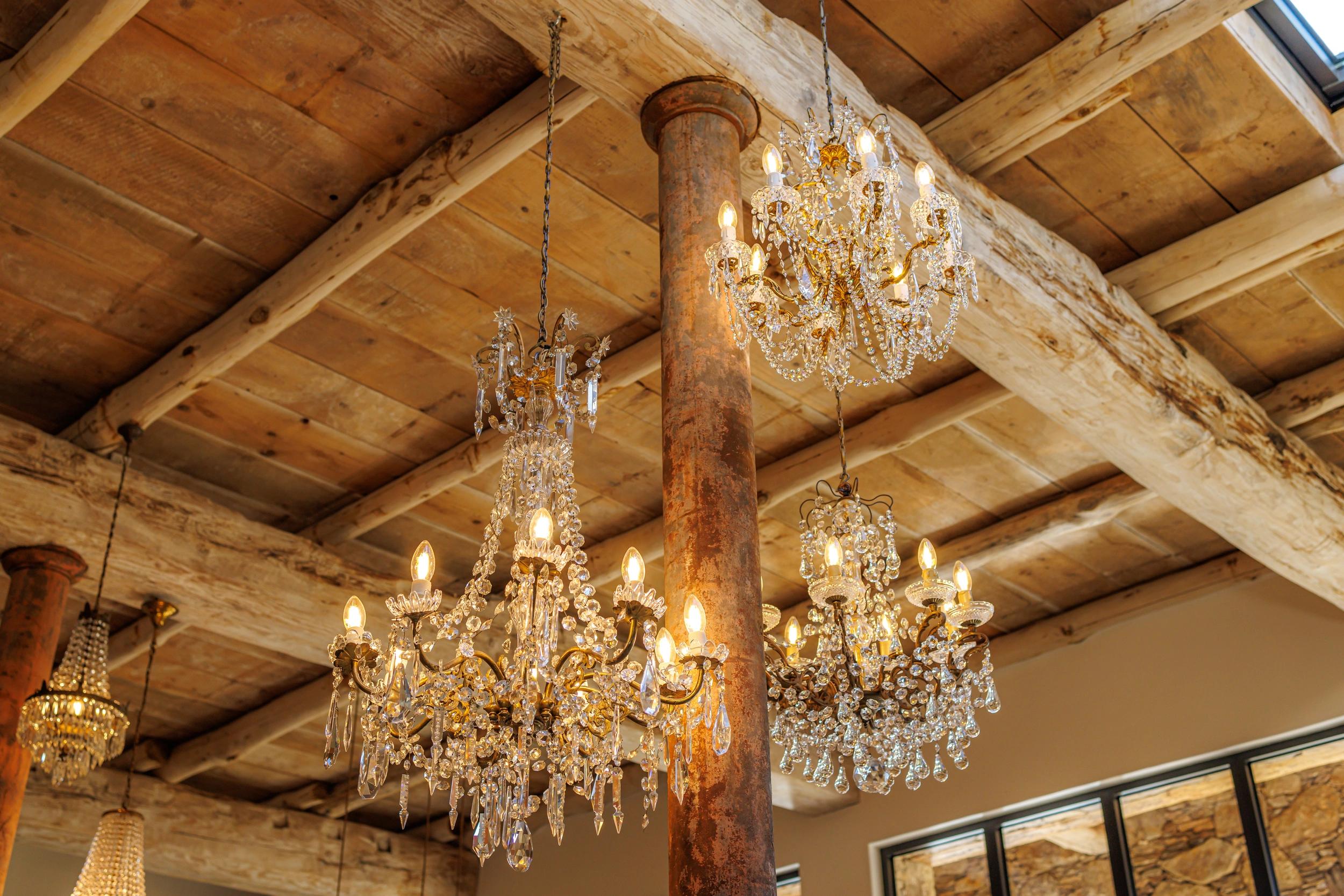 Lustres en cristal dans une pièce en bois aux Oliviers de Palombaggia en Corse-du-Sud.