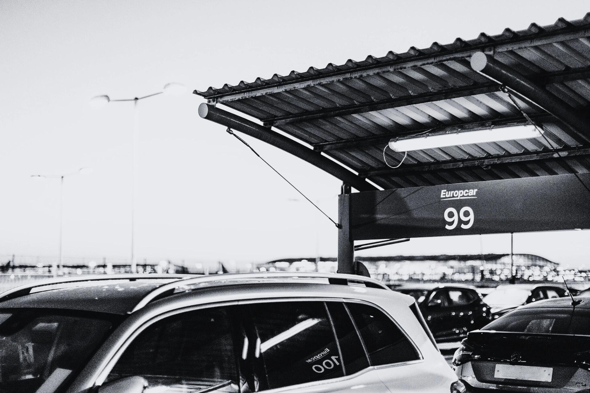 Plusieurs voitures présentent dans un une station Europcar aux alentours des Oliviers de Palombaggia en Corse-du-Sud.