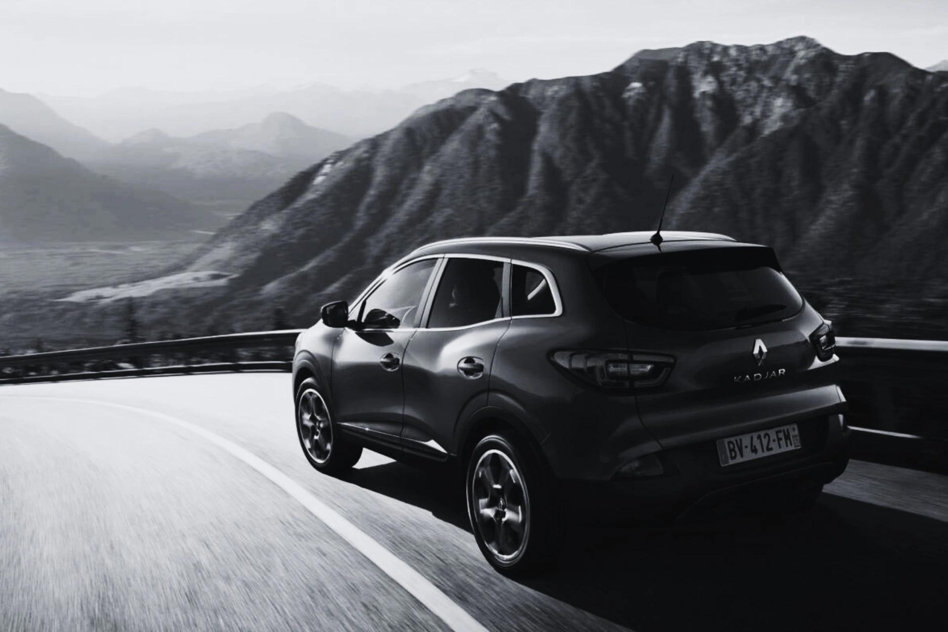 Renault Kadjar qui roule sur des routes au milieu des montagnes corses aux alentours des Oliviers de Palombaggia en Corse-du-Sud.