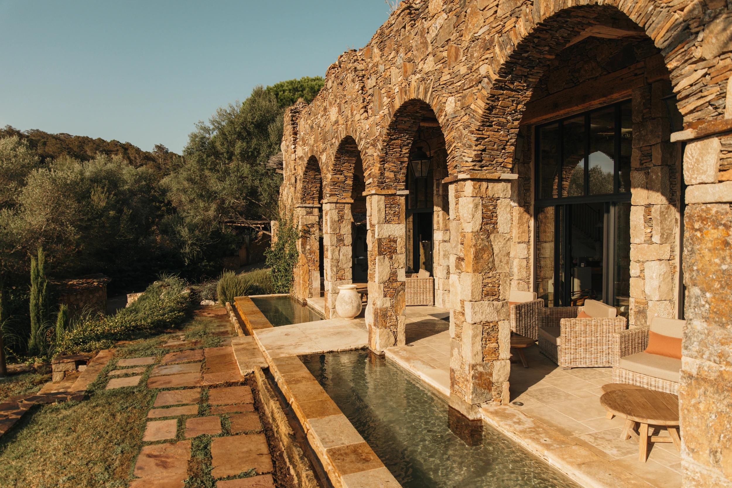 Terrasse ensoleillée aux Oliviers de Palombaggia en Corse-du-Sud.