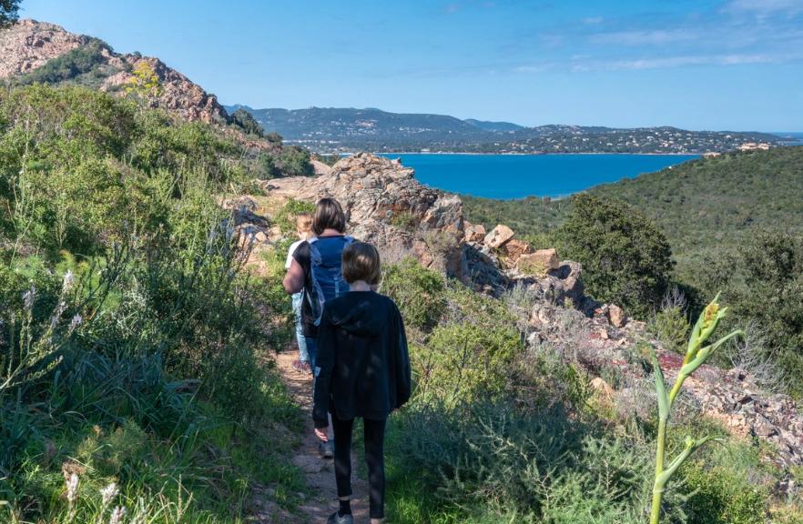femme et enfants qui font une randonnée aux alentours des oliviers de Palombaggia en Corse-du-Sud.