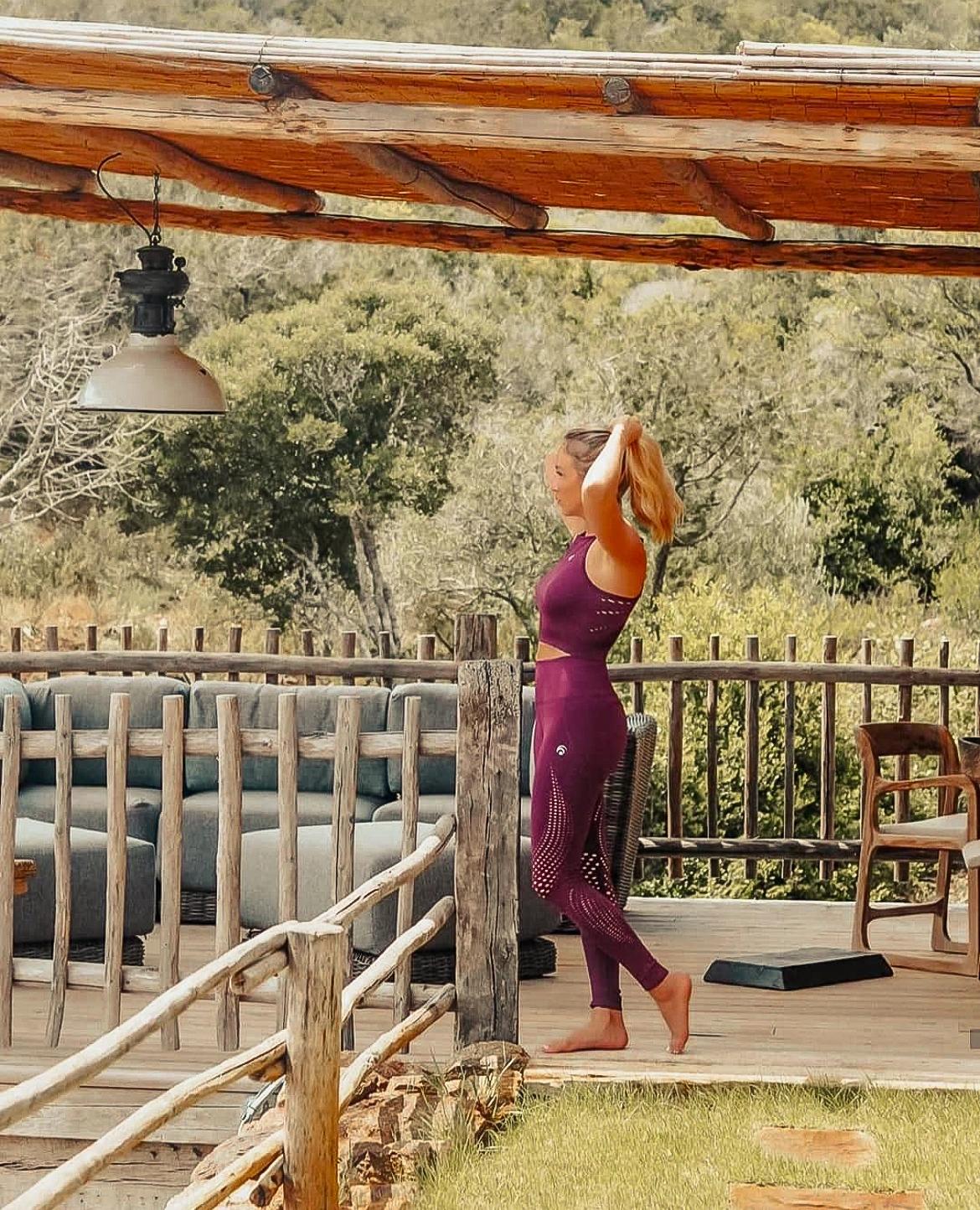 Femme en tenue de sport dans un espace de détente aux Oliviers de Palombaggia en Corse-du-Sud.