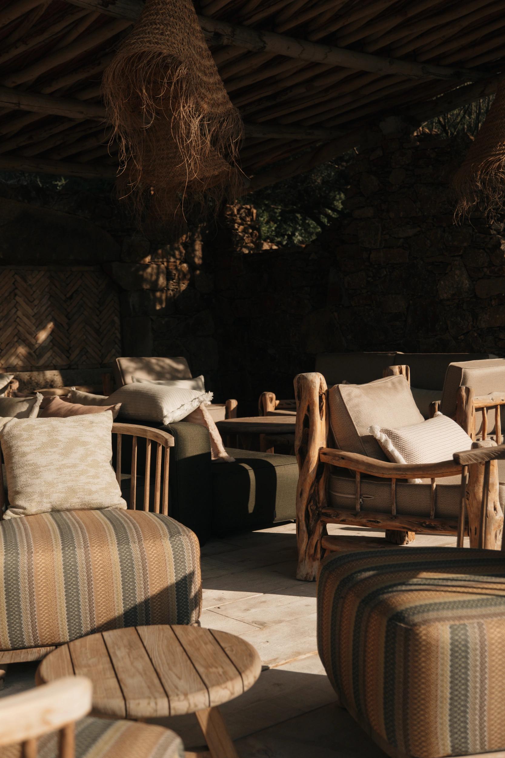 Espace détente aux Oliviers de Palombaggia en Corse-du-Sud.